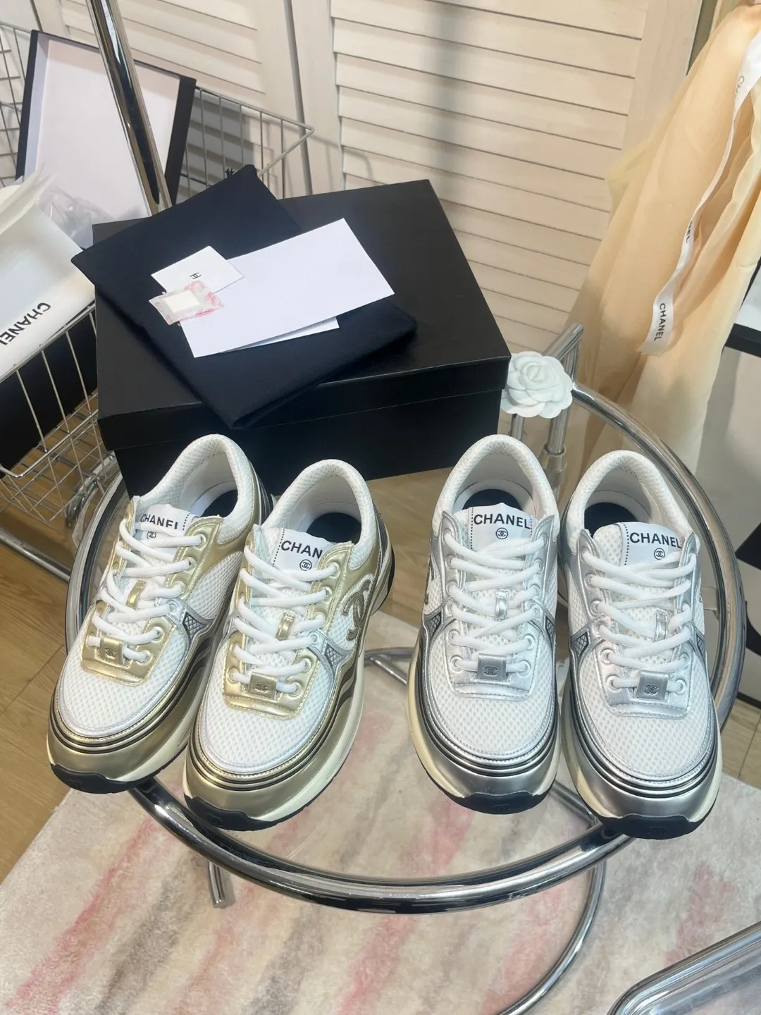 👟👟Ex-factory price 640👟👟 Men +10chanel Chanel 2023 early spring vacation series latest casual sports shoes silver white, gold white, silver gray, black and red! Incomparably beautiful and easy to wear, very light, the lining is also super soft, super comfortable, the upper is breathable, the color is high-end and durable, versatile. Upper: cowhide and cloth stitching. Lining: breathable mesh. Original foam combination outsole. Size: 35-45.